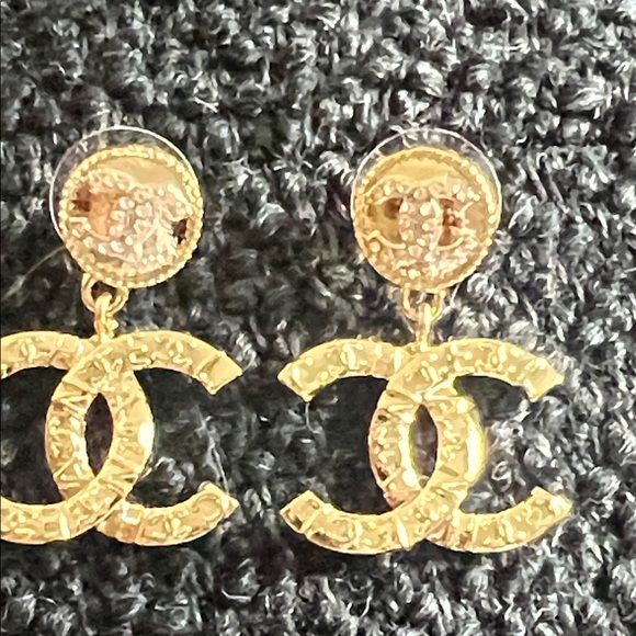 CHANEL Gold CC Logo Earrings - Picture 4 of 11